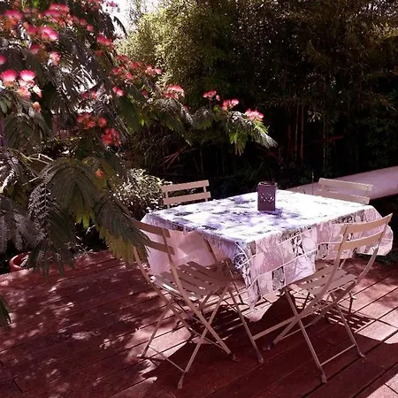 Nyaraló Chambre, Avec Acces A La Cuisine, Et Au Jardin Calme *